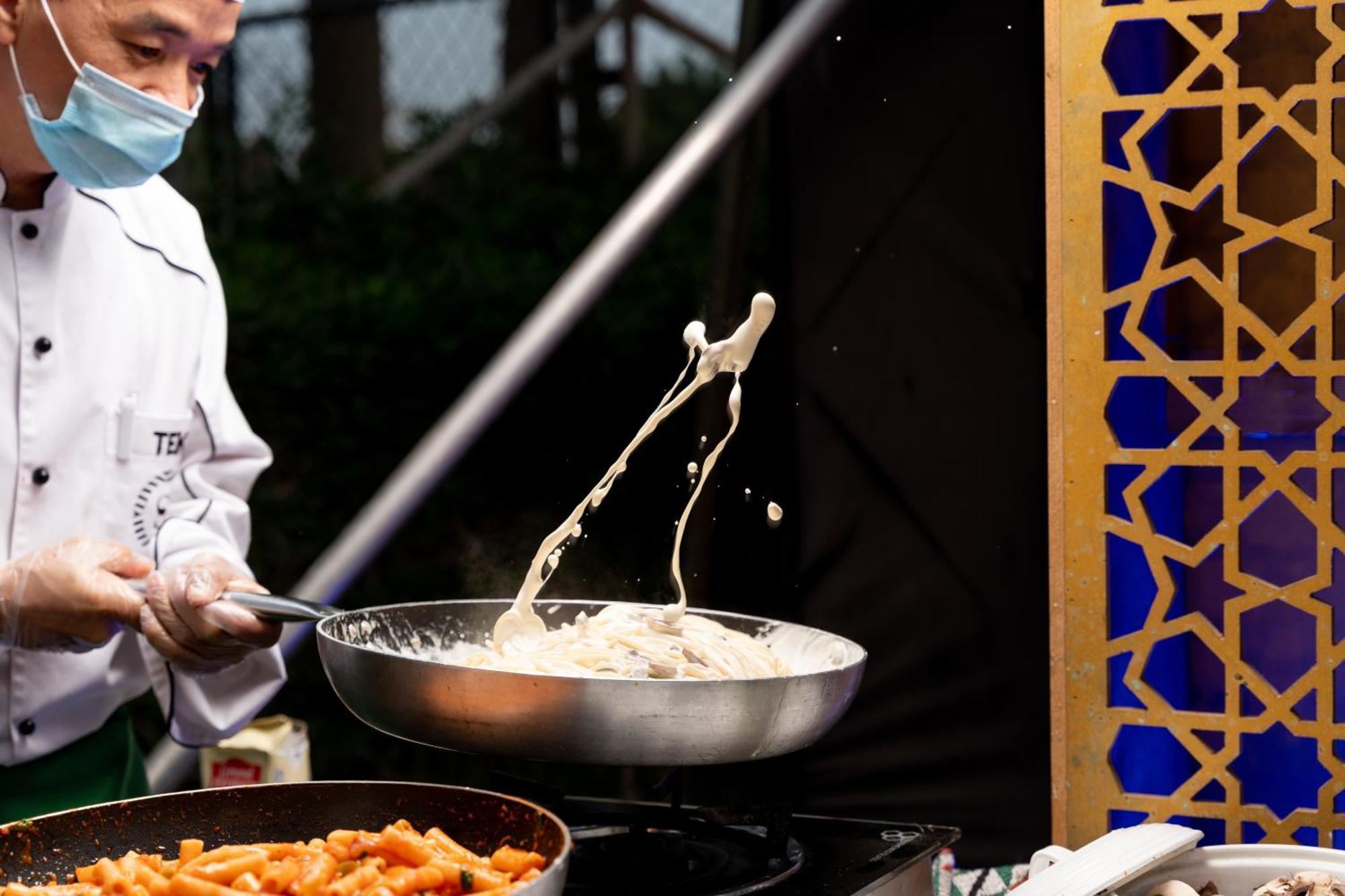 达曼喜来登会议中心酒店 外观 照片 A chef tossing rice in a wok