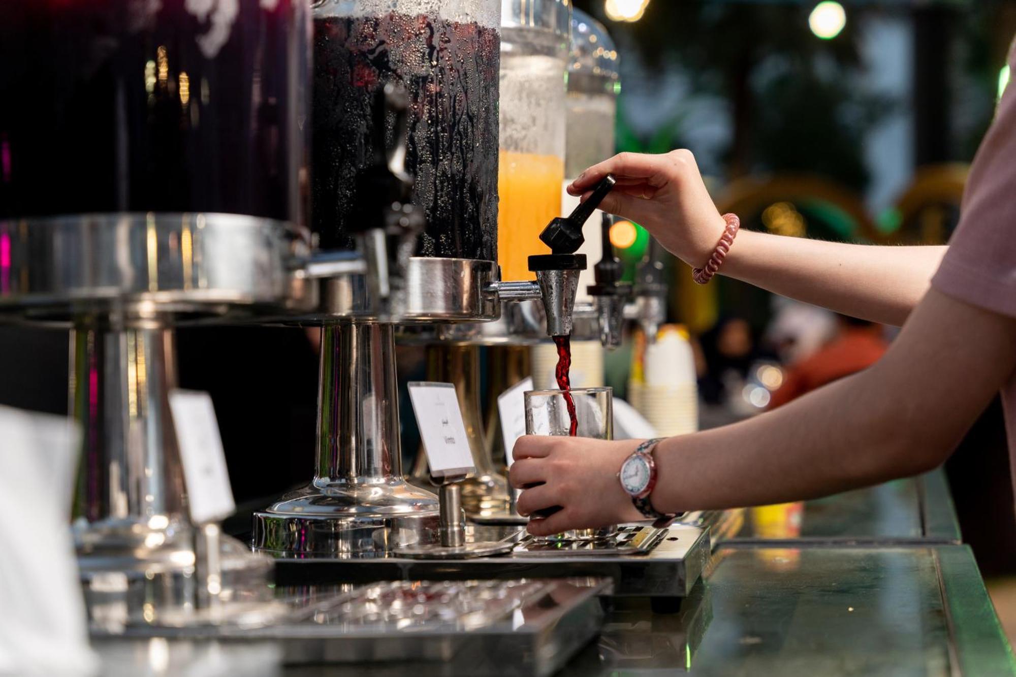 达曼喜来登会议中心酒店 外观 照片 A bartender using a tap to serve a drink
