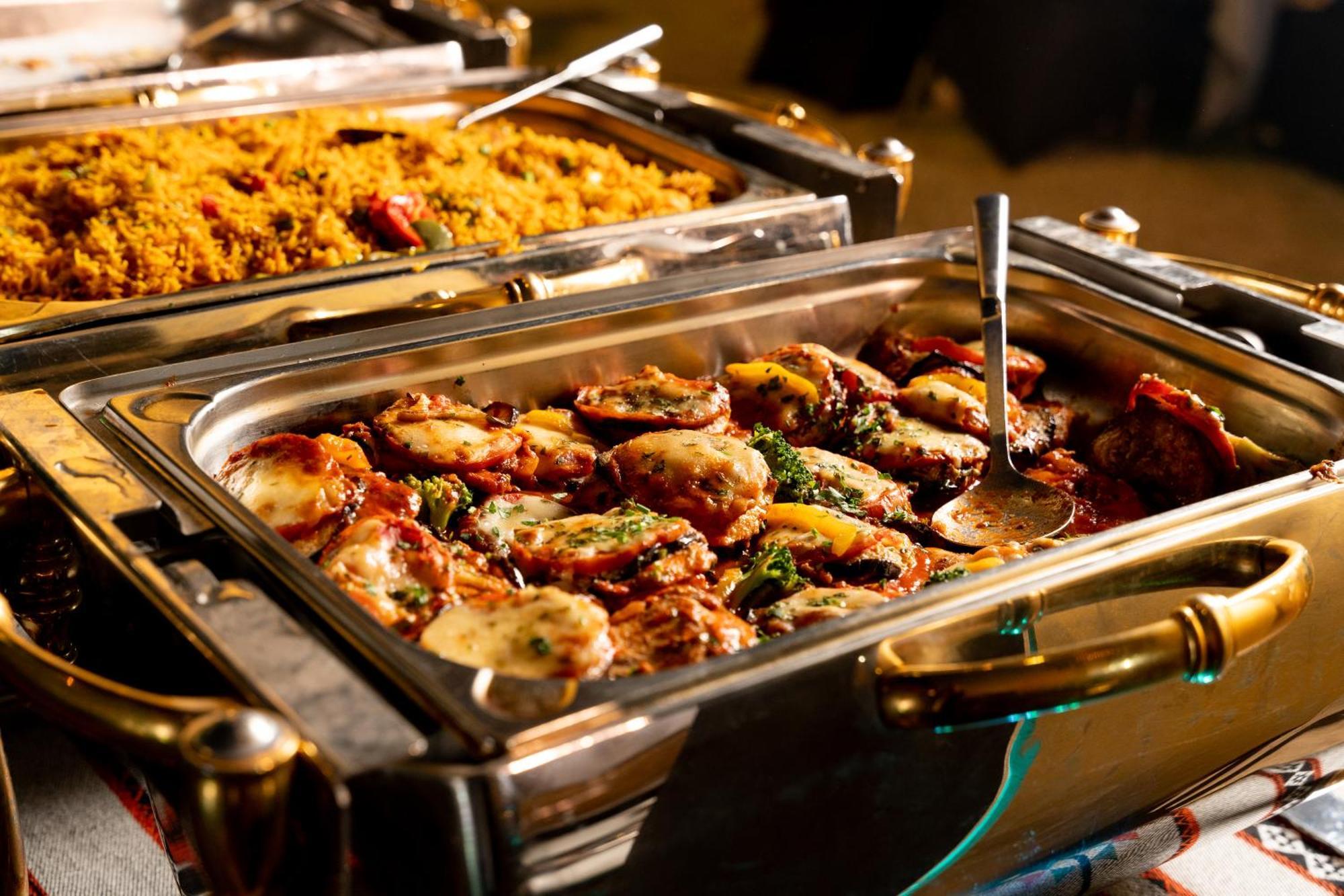 达曼喜来登会议中心酒店 外观 照片 A chafing dish