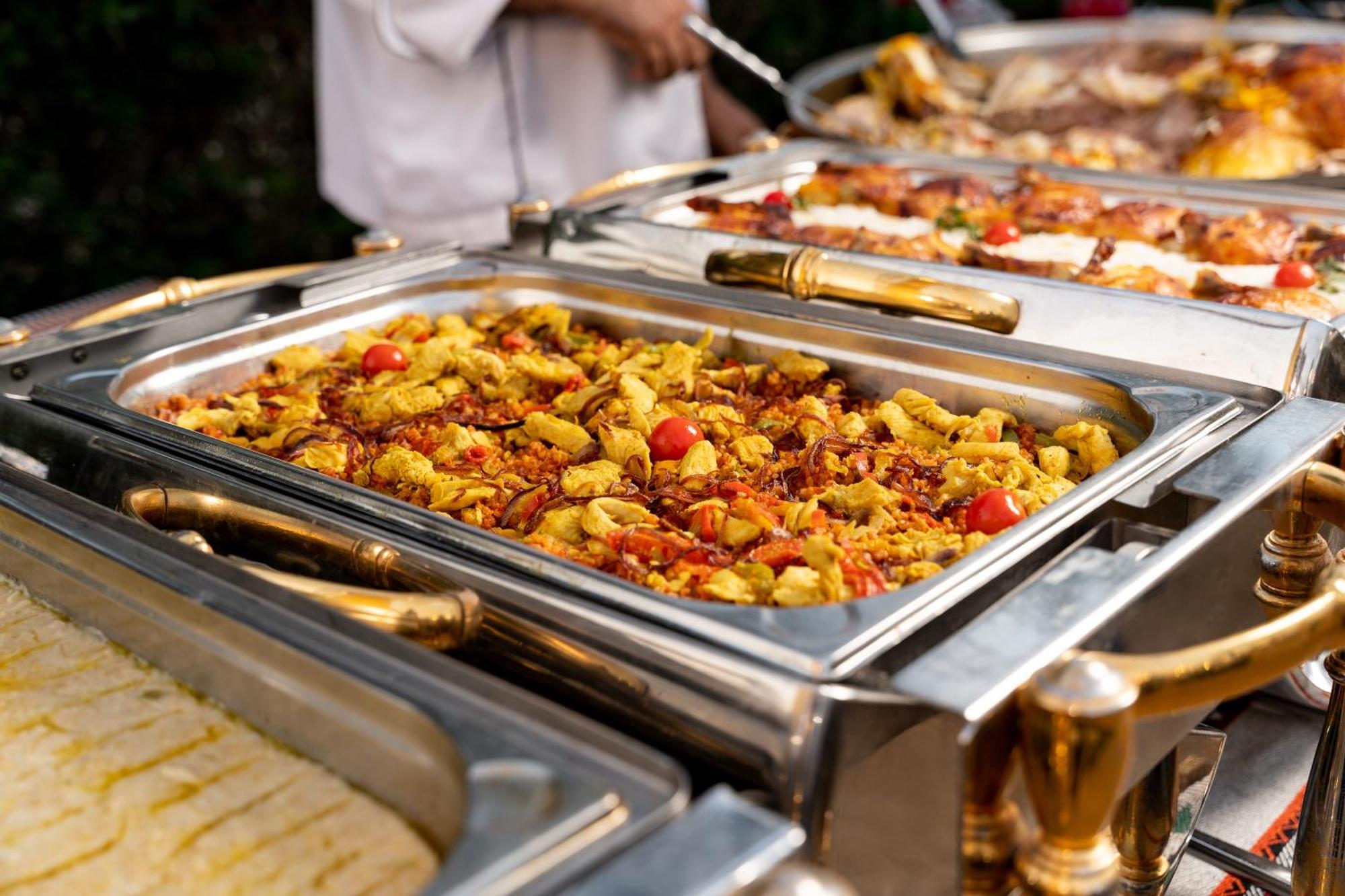 达曼喜来登会议中心酒店 外观 照片 A chafing dish