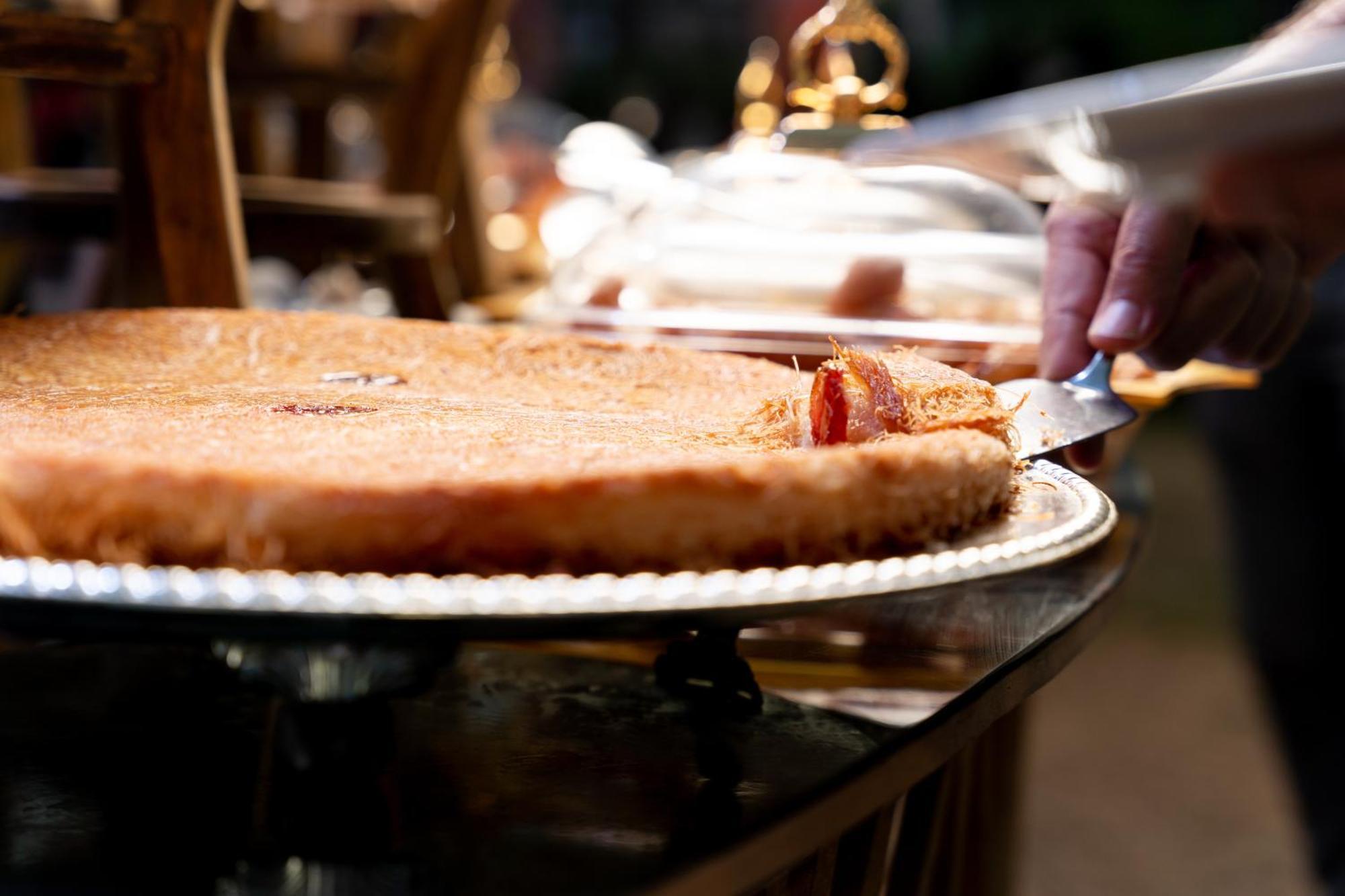 达曼喜来登会议中心酒店 外观 照片 A pie server cutting into a pie