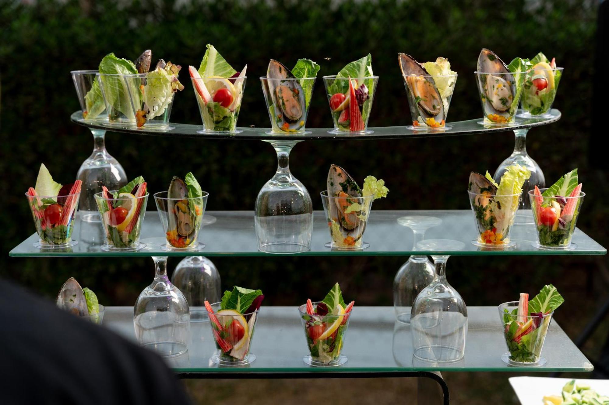 达曼喜来登会议中心酒店 外观 照片 A selection of salads