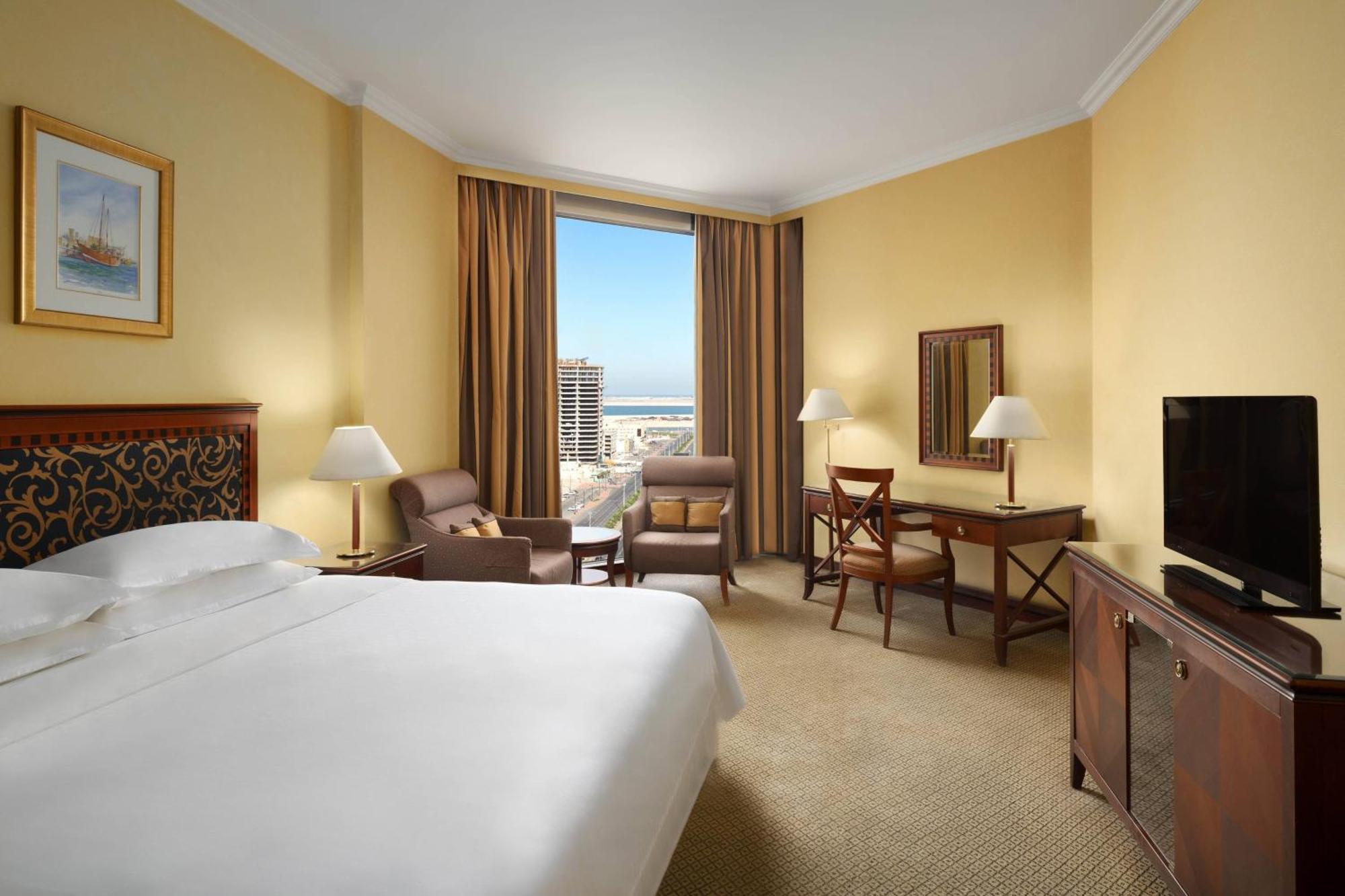 达曼喜来登会议中心酒店 外观 照片 A guest room at the Hilton Alexandria