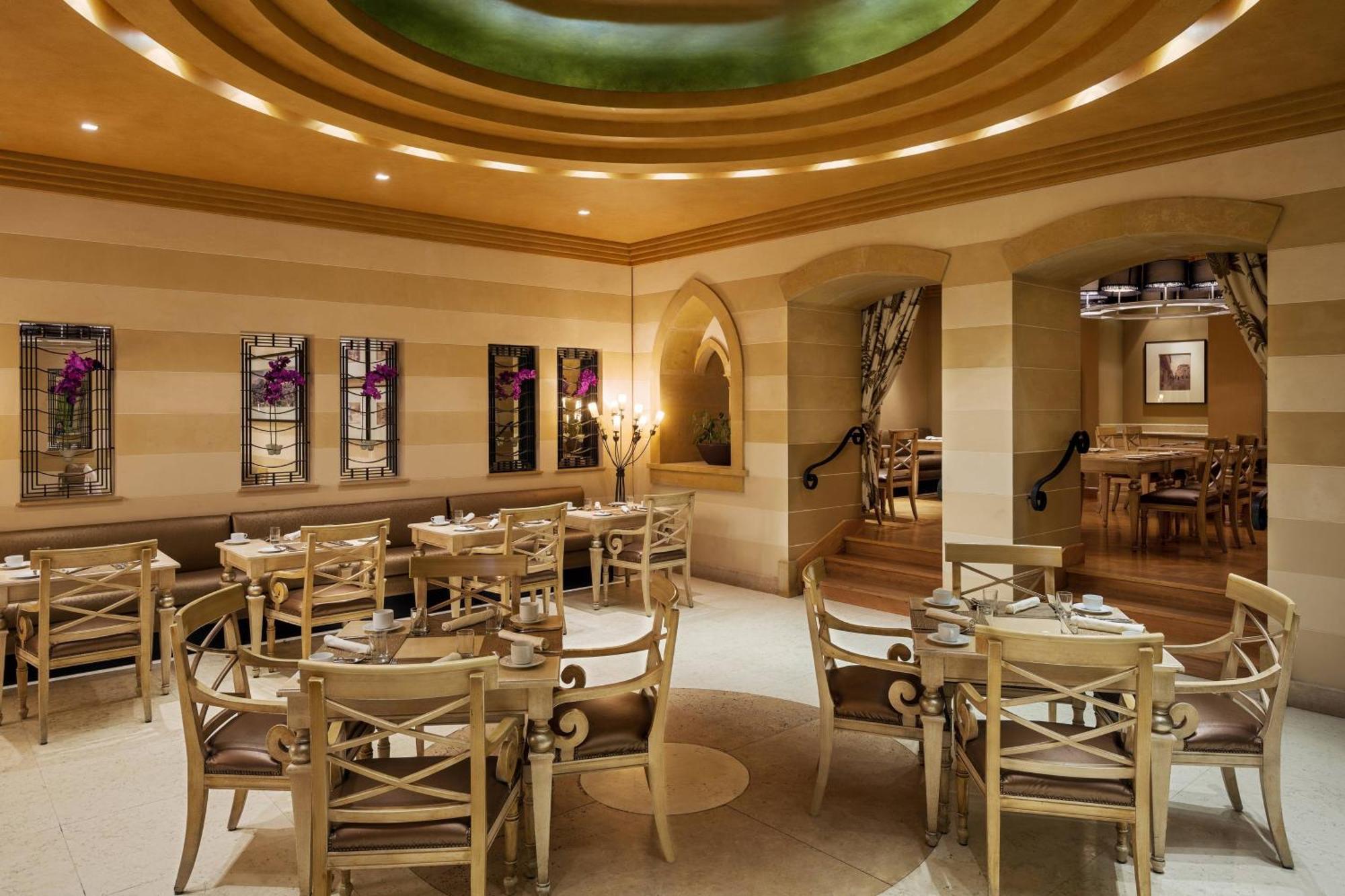 达曼喜来登会议中心酒店 外观 照片 The interior of the restaurant