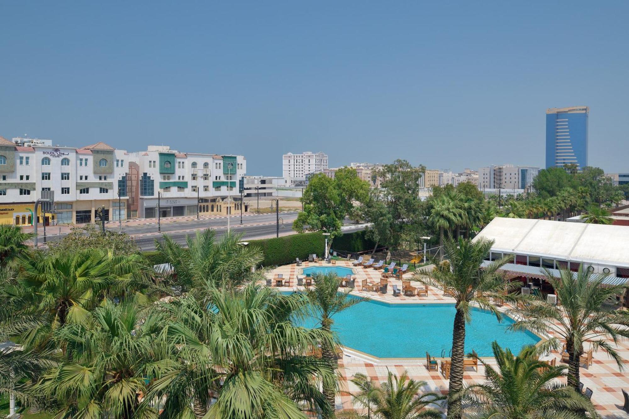 达曼喜来登会议中心酒店 外观 照片 A view of the pool at Jumeirah Lakes Towers