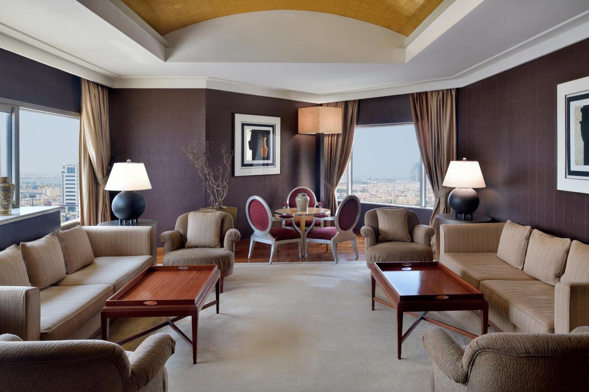 达曼喜来登会议中心酒店 外观 照片 The interior of a suite at the Four Seasons Hotel, Cairo